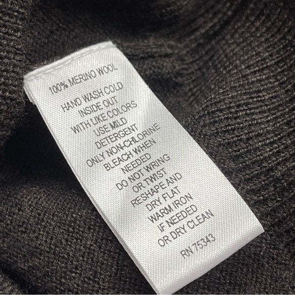 Davis & Squire 100% Extra Fine Merino Wool V-neck Sweater - Picture 7 of 8